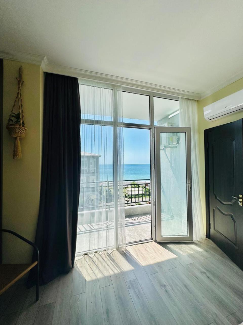 Woodsea Hotell Batumi Exteriör bild