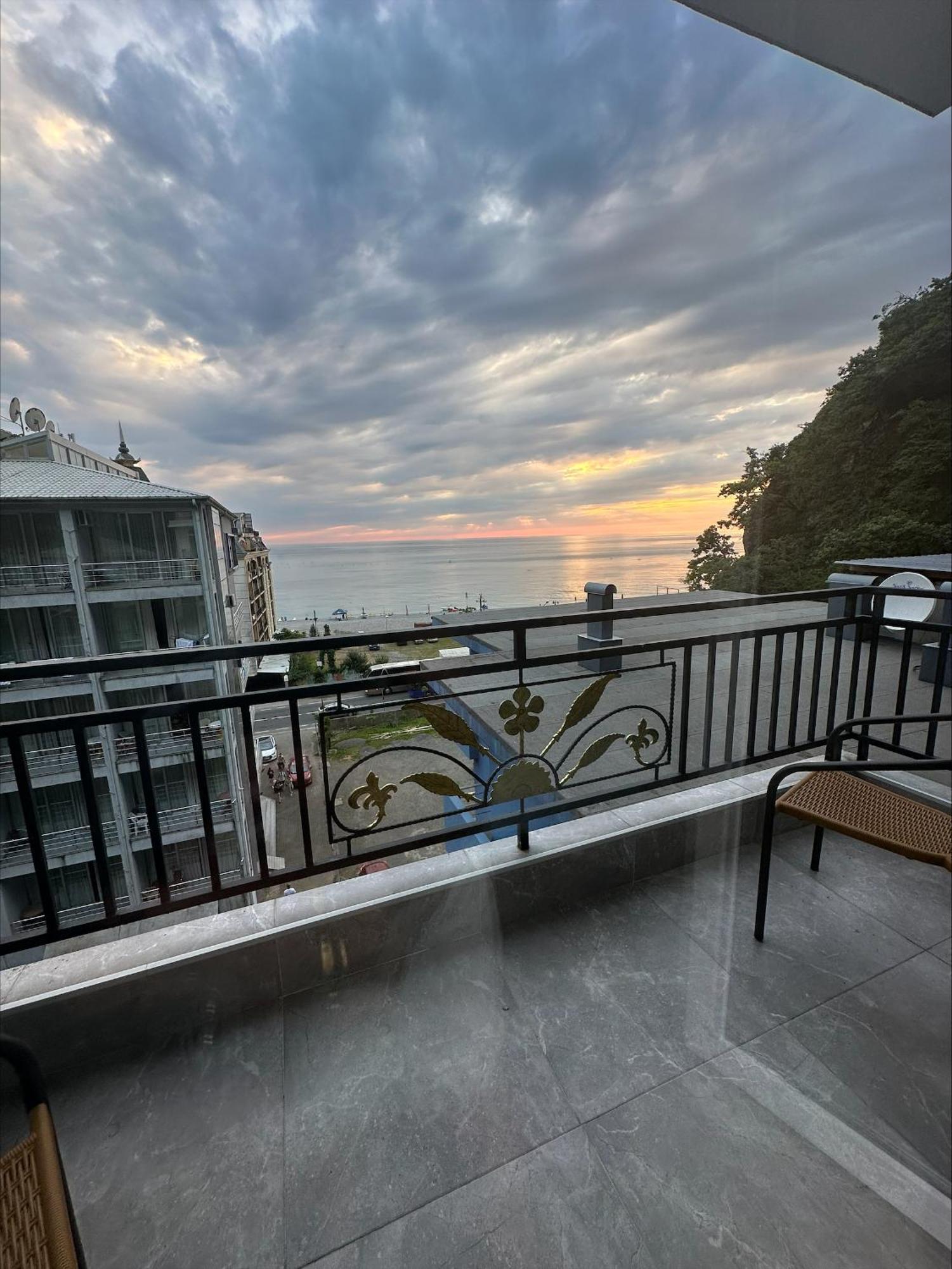 Woodsea Hotell Batumi Exteriör bild