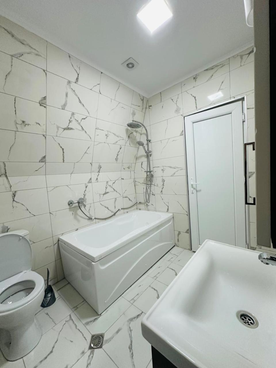 Woodsea Hotell Batumi Exteriör bild
