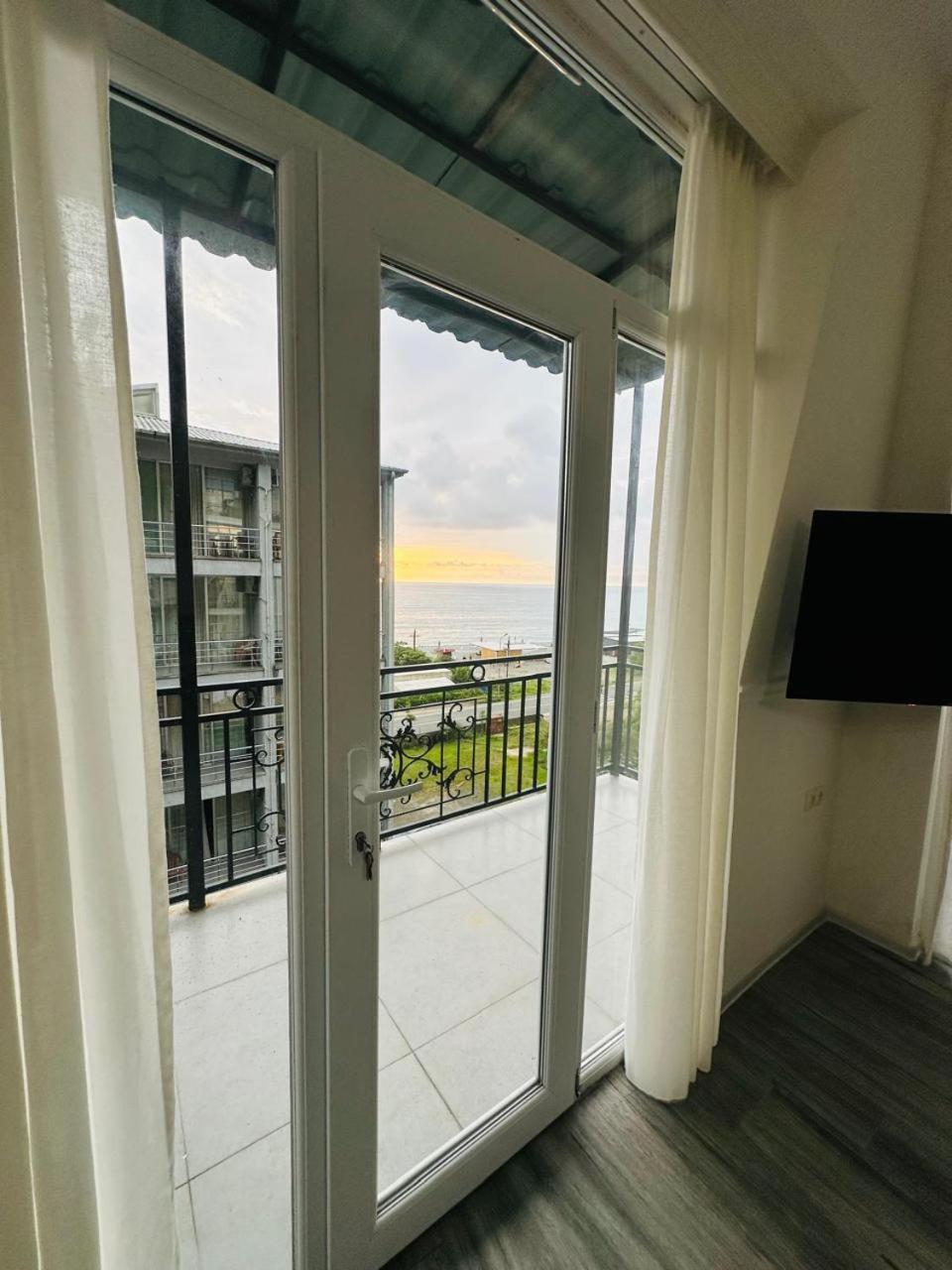 Woodsea Hotell Batumi Exteriör bild