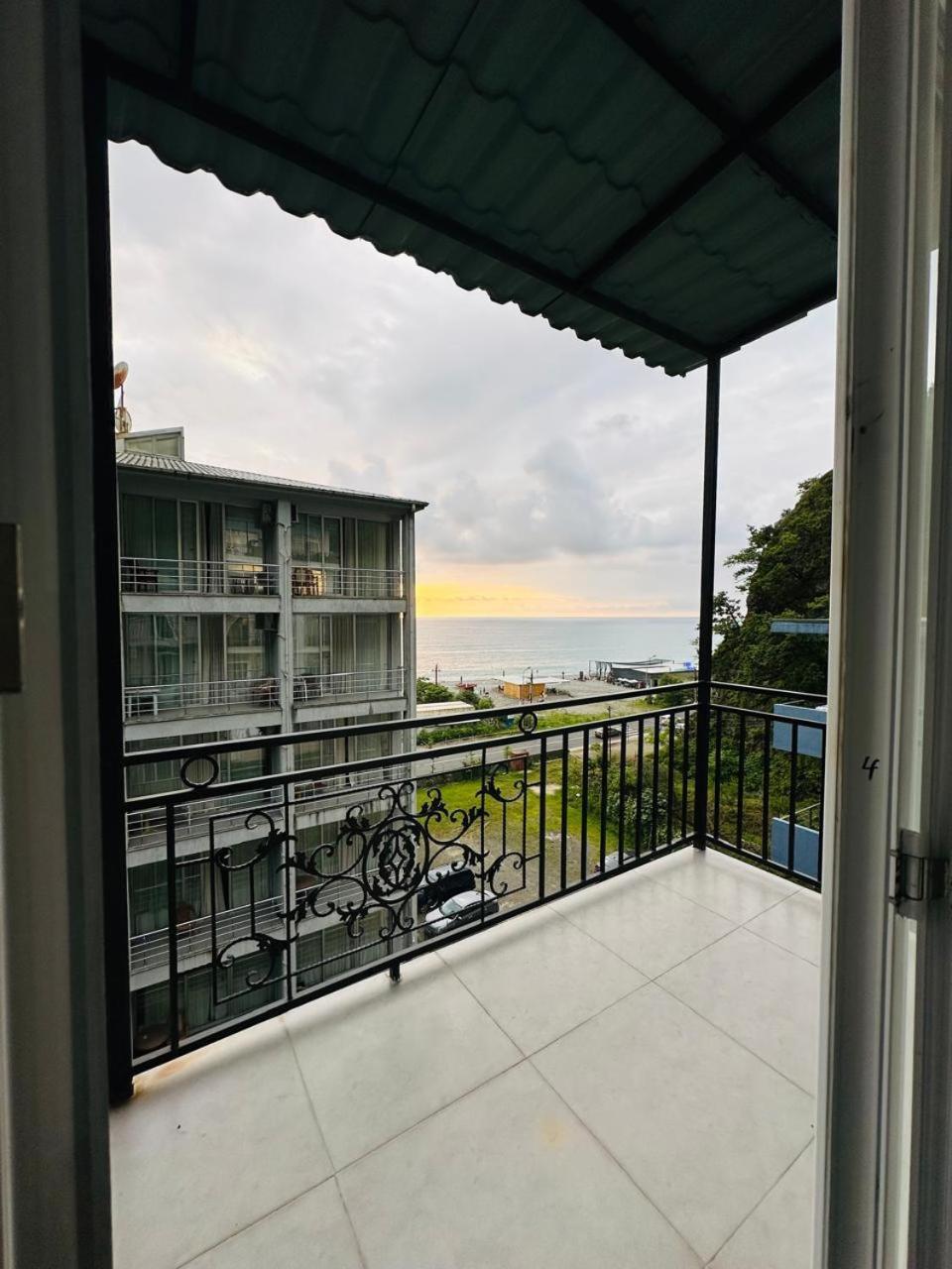 Woodsea Hotell Batumi Exteriör bild